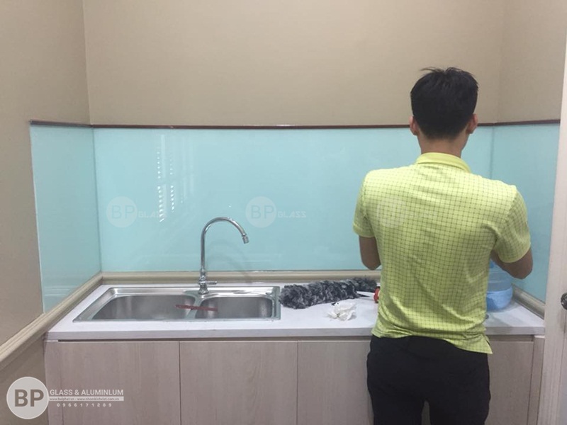 Lắp kính sơn màu ốp bếp số 33 Bà Triệu